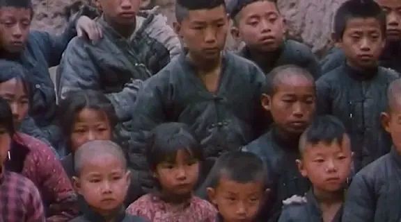 Village children watching the outsider in Yellow Earth (1984)